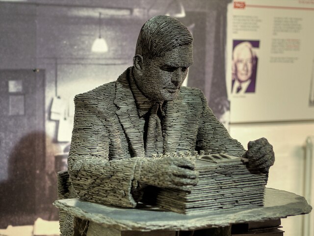 Escultura en pizarra de Alan Turing por Stephen Kettle, ubicada en Bletchley Park desde 2007