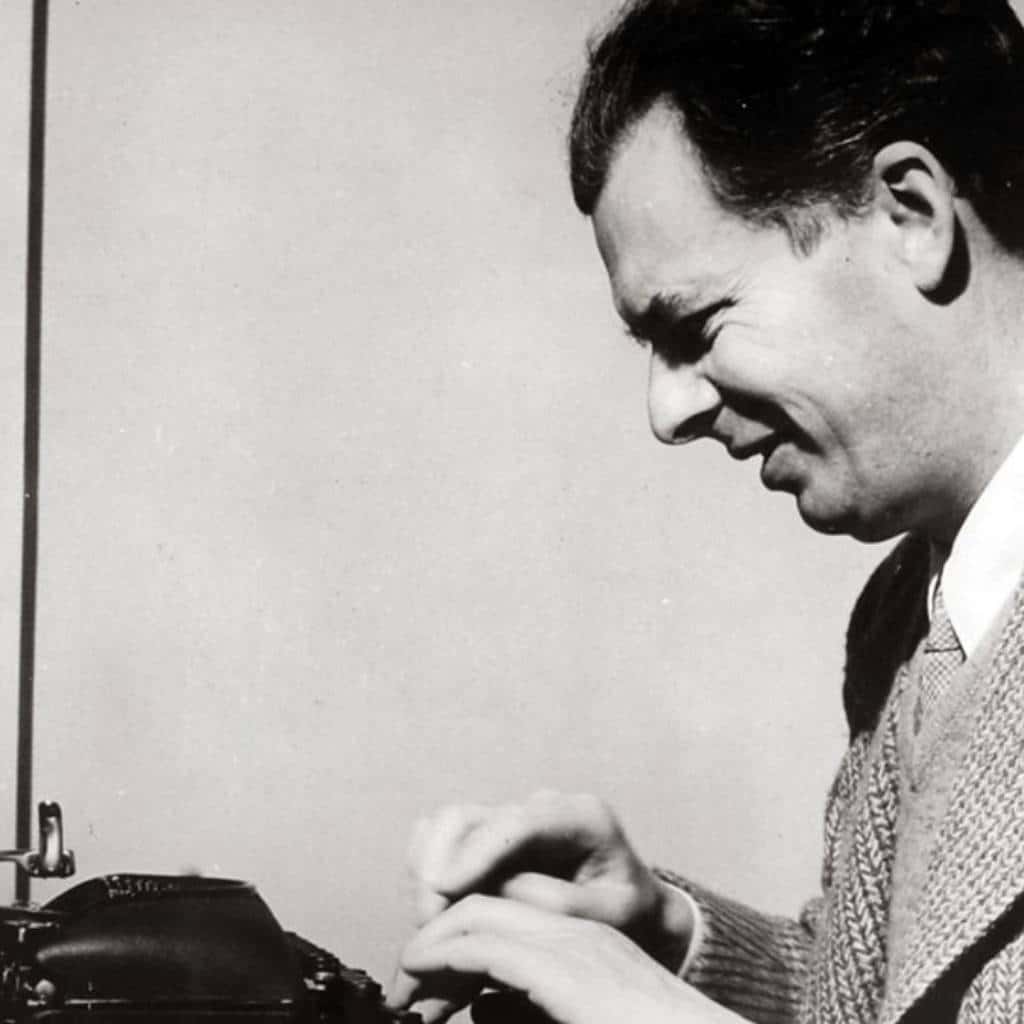 Aldous Huxley escribiendo a máquina, probablemente en la época de redacción de Un mundo feliz o sus ensayos posteriores